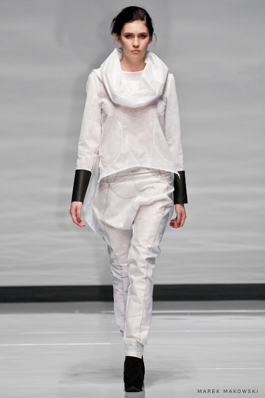 Emilia Kwiatek - Czarne Koło Na Białym Tle 1